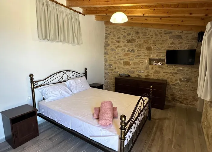 Hébergement de vacances Somatiana- Traditional Stone House , West Mani Thalámai